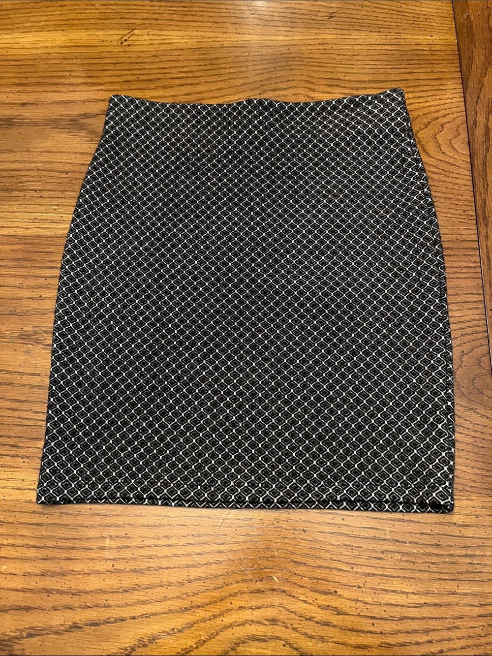Loft Black and White Patterned Pull On Pencil Skirt, size XXS